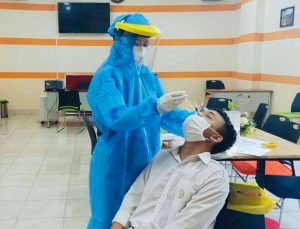 TỔ CHỨC XÉT NGHIỆM COVID-19 TẠI TRƯỜNG PTLC LÝ CÔNG UẨN