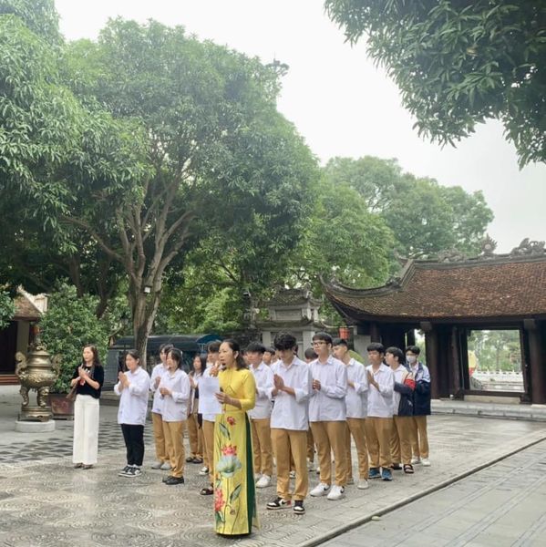 MỘT TIẾT HỌC Ở ĐỀN ĐÔ